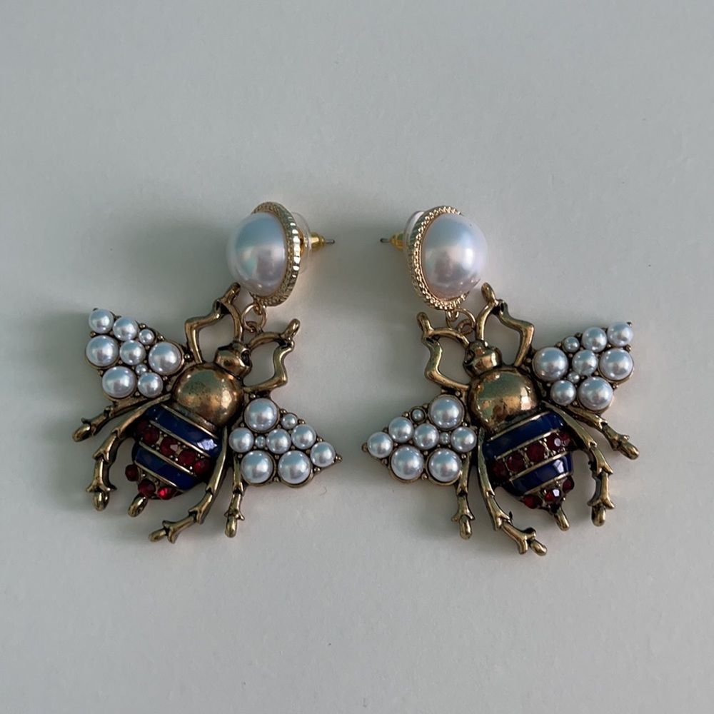 Handmade elastic pearl bee 🐝 earrings
